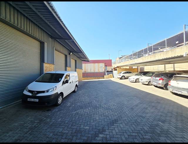 1,280M² WAREHOUSE FOR SALE IN NORTH RIDING